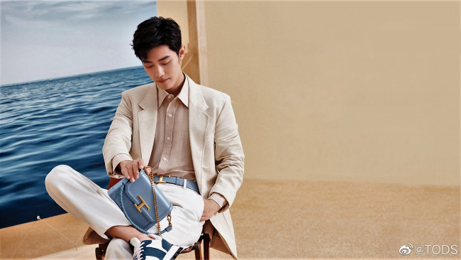 Обои картинки фото мужчины, xiao zhan, актер, костюм, барсетка, панно, море