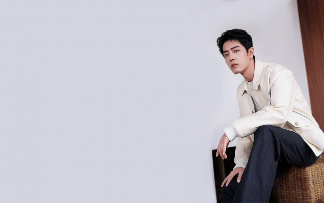 Обои картинки фото мужчины, xiao zhan, актер, куртка, кресло