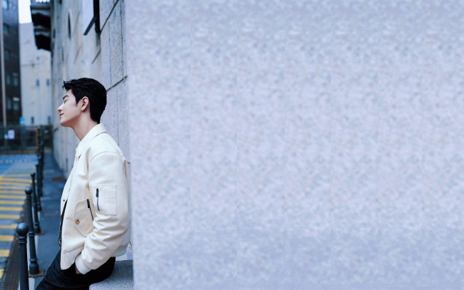 Обои картинки фото мужчины, xiao zhan, актер, куртка, улица, стена