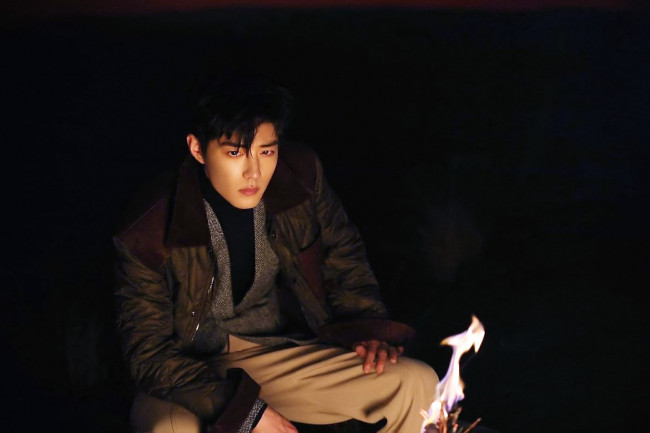 Обои картинки фото мужчины, xiao zhan, актер, куртка, костер