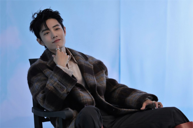 Обои картинки фото мужчины, xiao zhan, актер, пальто, стул