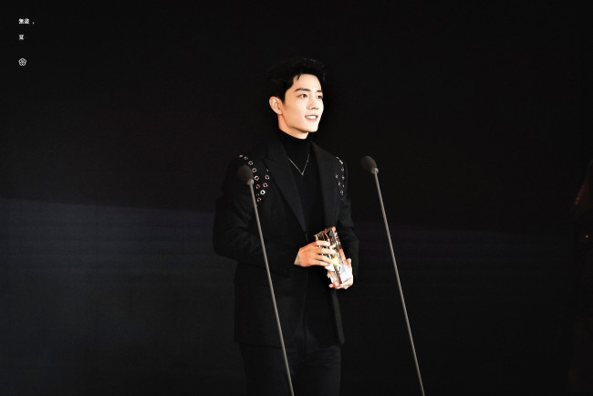 Обои картинки фото мужчины, xiao zhan, актер, костюм, водолазка, микрофоны, награда
