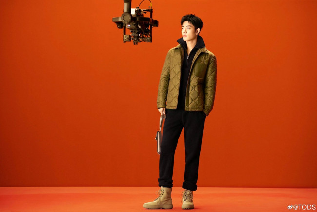 Обои картинки фото мужчины, xiao zhan, актер, куртка, сумка, ботинки, камера