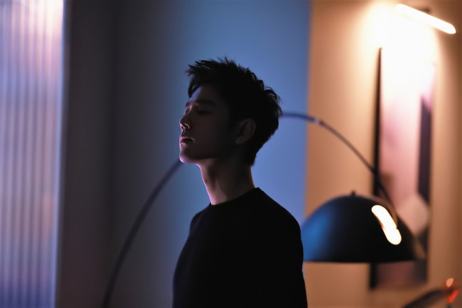 Обои картинки фото мужчины, xiao zhan, актер, свитер, свет