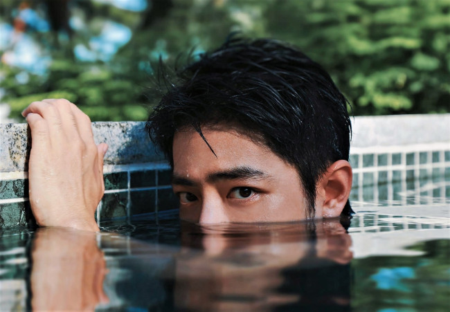 Обои картинки фото мужчины, xiao zhan, лицо, бассейн