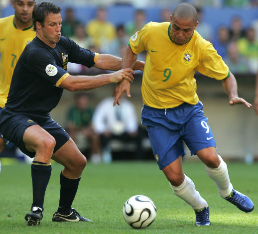 Обои картинки фото ronaldo, спорт, роналдо, r9, brazil, бразилия, сборная, футбол, футболист, форвард, чемпионат, мира, по, футболу, прессинг