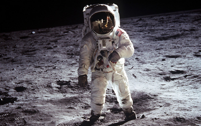 Обои картинки фото космос, луна, космонавт, астронавт