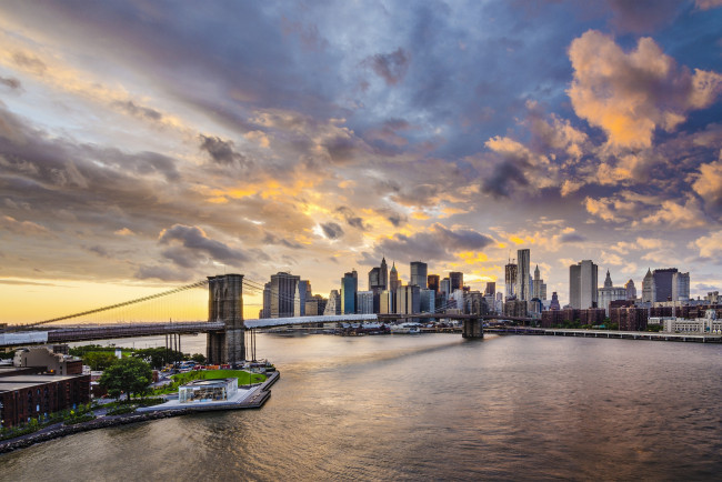Обои картинки фото brooklyn bridge,  new york city, города, нью-йорк , сша, brooklyn, bridge, east, river, manhattan, new, york, city, бруклинский, мост, ист-ривер, манхэттен, нью-йорк, здания, небоскрёбы, набережная, облака
