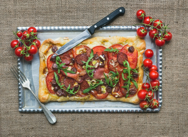 Обои картинки фото еда, пицца, колбаса, ветчина, помидоры, черри, томаты