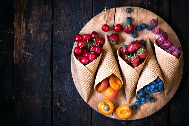 Обои картинки фото еда, фрукты,  ягоды, клубника, малина, вишня, черника, абрикосы