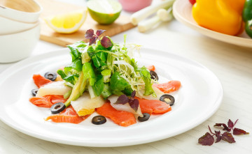 Картинка еда салаты +закуски аппетитный салат с морепродуктами на белой тарелке