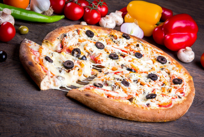 Обои картинки фото еда, пицца, сыр, оливки, томаты, грибы, помидоры, перец