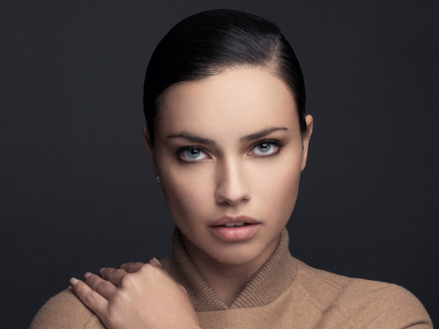 Обои картинки фото девушки, adriana lima, свитер, лицо, модель