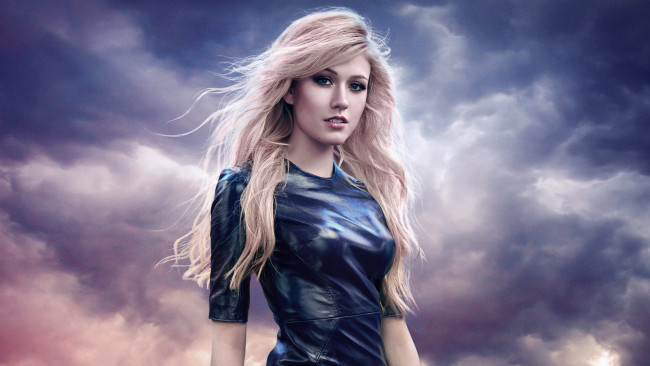 Обои картинки фото девушки, katherine mcnamara, тучи, платье, небо, кожа, блондинка