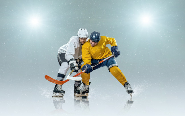 Обои картинки фото спорт, хоккей, шлемы, коньки, прожектора, шайба, перчатки, лёд, игра