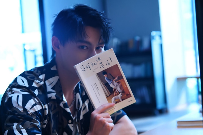 Обои картинки фото мужчины, wang zhuocheng, актер, лицо, рубашка, книга
