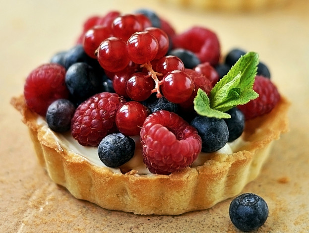 Обои картинки фото еда, пирожные, кексы, печенье, голубика, смородина, мята, тарталетка, ягоды, малина