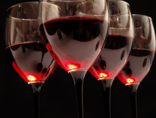 обоя еда, напитки, вино, красное, бокалы, стекло, отражение, черный, фон