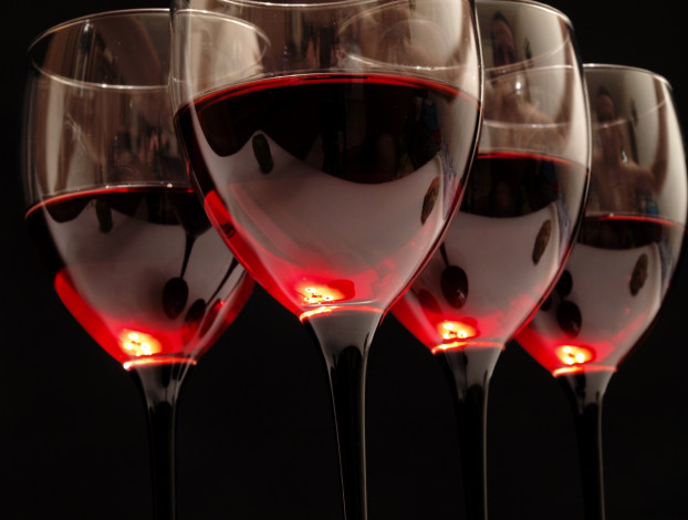 Обои картинки фото еда, напитки, вино, красное, бокалы, стекло, отражение, черный, фон