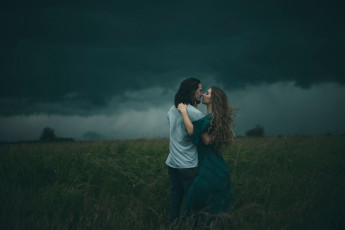 Картинка разное мужчина+женщина тучи девушка парень поле пара шторм