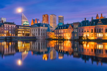 Картинка города -+огни+ночного+города город голландия вечер ночь вода дома подсветка отражения den+haag нидерланды луна