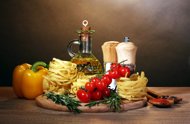 Обои картинки фото еда, разное, макароны, перец, розмарин, специи, оливковое, масло, черри, помидоры, томаты