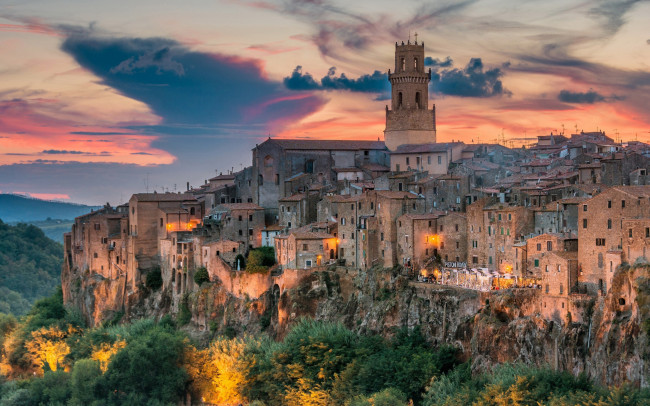 Обои картинки фото pitigliano, italy, города, - огни ночного города