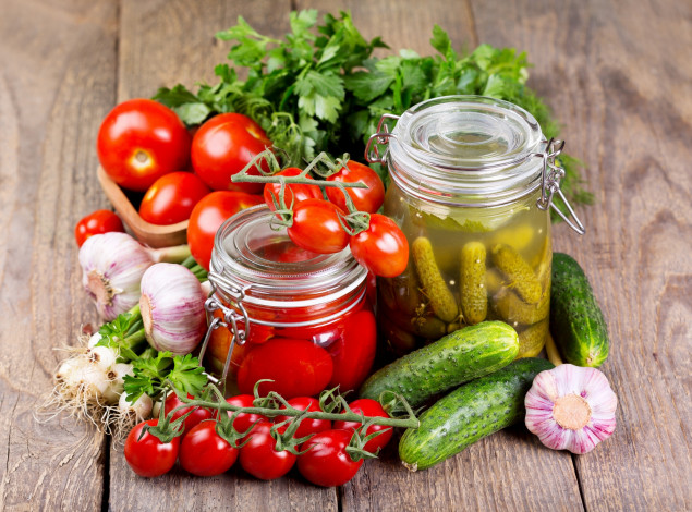 Обои картинки фото еда, овощи, чеснок, огурцы, помидоры, заготовки, консервирование, петрушка, банки