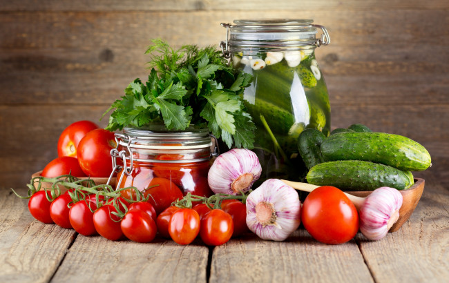 Обои картинки фото еда, овощи, банки, огурцы, помидоры, заготовки, консервирование, петрушка, чеснок