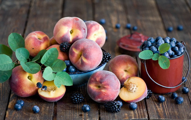 Обои картинки фото еда, фрукты,  ягоды, голубика, ежевика, персики, ягоды, ведёрко