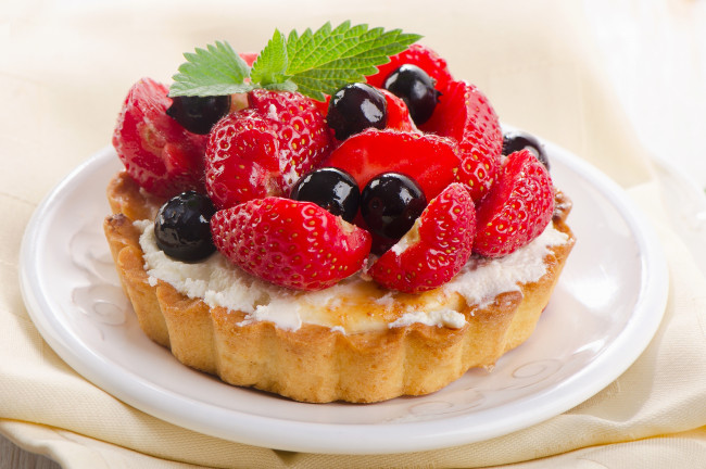 Обои картинки фото еда, пирожные,  кексы,  печенье, пирожное, ягоды, клубника