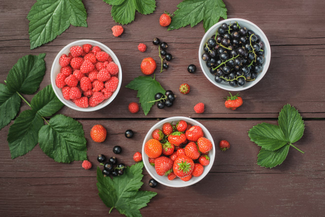 Обои картинки фото еда, фрукты,  ягоды, листочки, чёрная, смородина, малина, клубника, ягоды