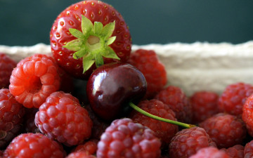 Картинка еда фрукты +ягоды ягоды клубника вишня малина