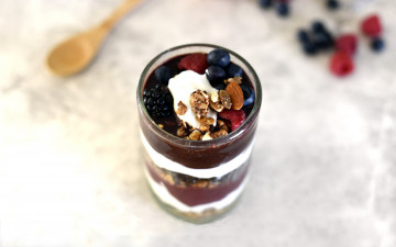 Картинка еда мороженое +десерты десерт ягоды йогурт черника малина ежевика орехи