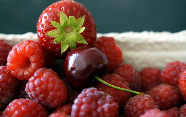 Обои картинки фото еда, фрукты,  ягоды, ягоды, клубника, вишня, малина