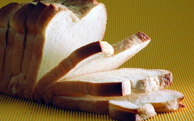 Обои картинки фото еда, хлеб,  выпечка, белый, ломтики, буханка