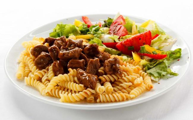Обои картинки фото еда, макаронные блюда, салат, спиральки, мясо