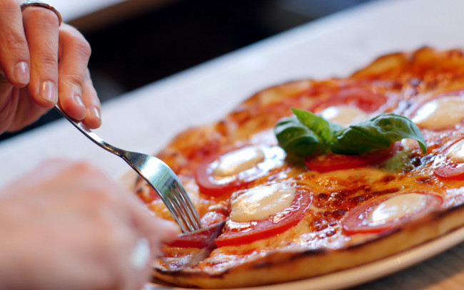 Обои картинки фото еда, пицца, базилик, сыр, томаты