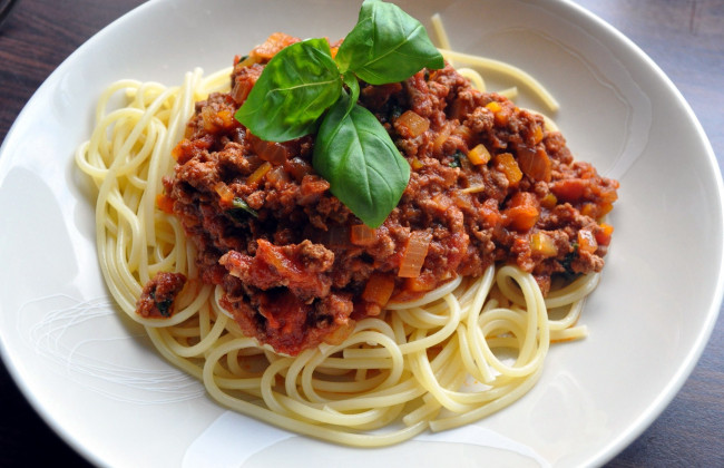 Обои картинки фото еда, макаронные блюда, соус, спагетти, базилик