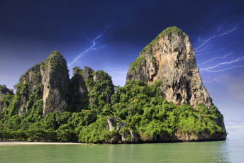 Картинка природа молния +гроза таиланд деревья берег море гроза солнце небо скалы тропики молнии тучи