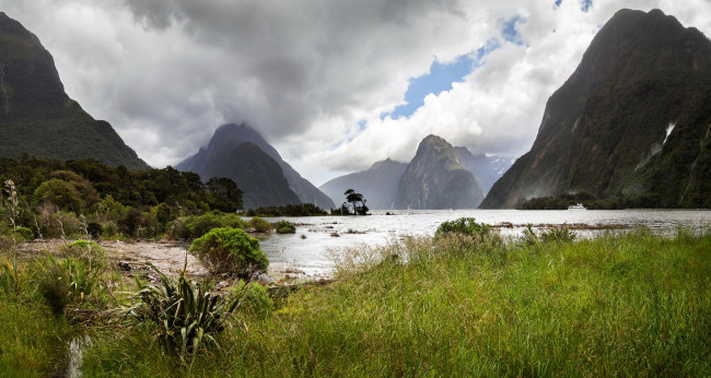Обои картинки фото новая зеландия, природа, горы, деревья, трава, облака, водоем