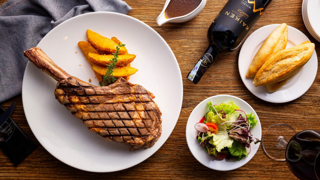 Обои картинки фото еда, мясные блюда, стейк, вино, салат