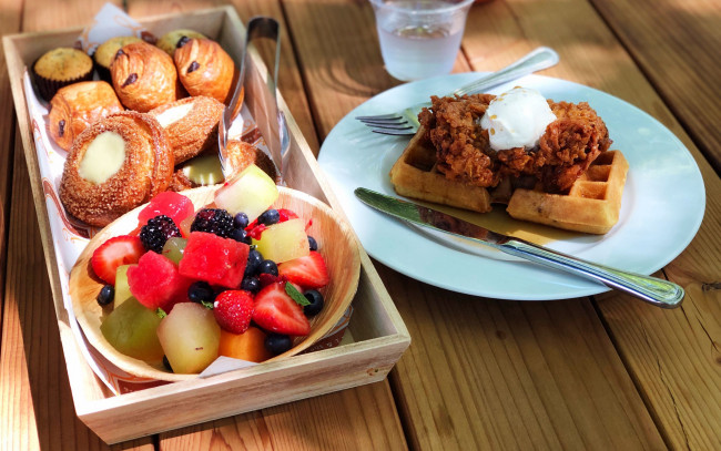 Обои картинки фото еда, разное, фруктовый, салат, булочки, выпечка