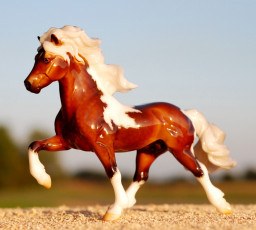 Картинка разное игрушки лошадка фигурка