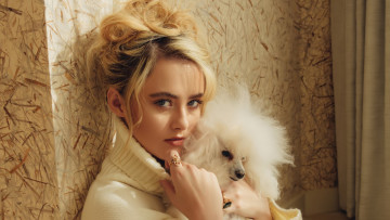 обоя kathryn newton, девушки, блондинка, лицо, свитер, собака