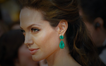 обоя Angelina Jolie, девушки, актриса, изумруды, серьги, профиль