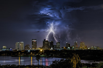 Картинка tampa +florida города -+огни+ночного+города небоскребы сша ночь здания город штат флорида тучи молнии гроза огни небо