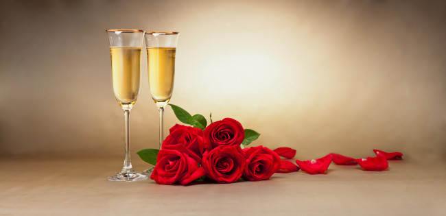 Обои картинки фото цветы, розы, бокалы, шампанское, красные, лепестки