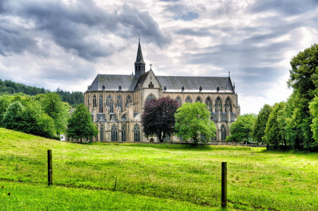 Обои картинки фото altenberg abbey,  germany, города, - католические соборы,  костелы,  аббатства, пейзаж, собор, germany, трава, altenberg, деревья, альтенберг, германия