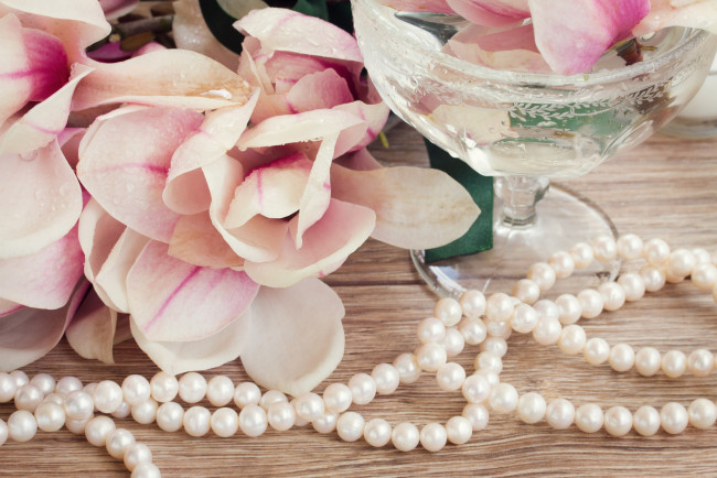 Обои картинки фото разное, украшения,  аксессуары,  веера, flowers, бусы, магнолия, цветы, beads, magnolia